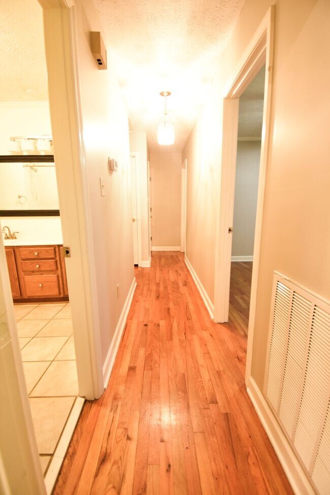 Building Photo - 3 Bedroom 2 Bathroom Home- Pets Considered