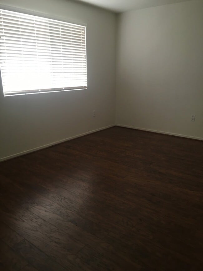 Building Photo - Split Level 4 Bedroom  2.5 Bath Town Home