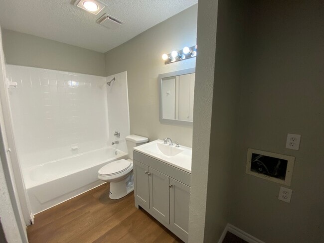 Building Photo - Charming Unit with Vaulted Ceilings & Fire...