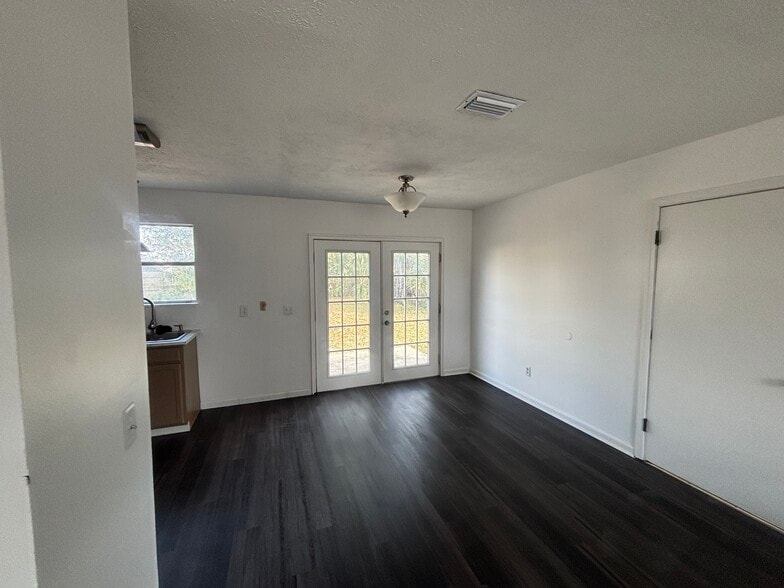 Building Photo - 906 N Church Ave