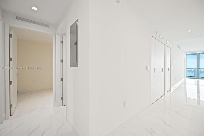 Building Photo - 700 NE 24th St