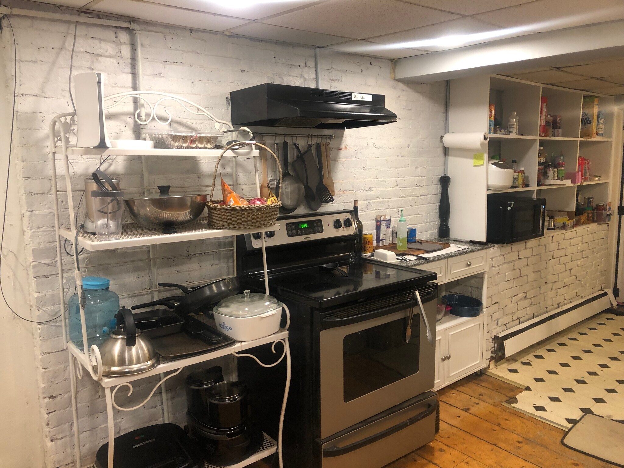 Building Photo - 100 College St