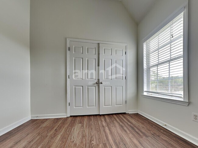 Building Photo - 8981 Oak Grove Blvd