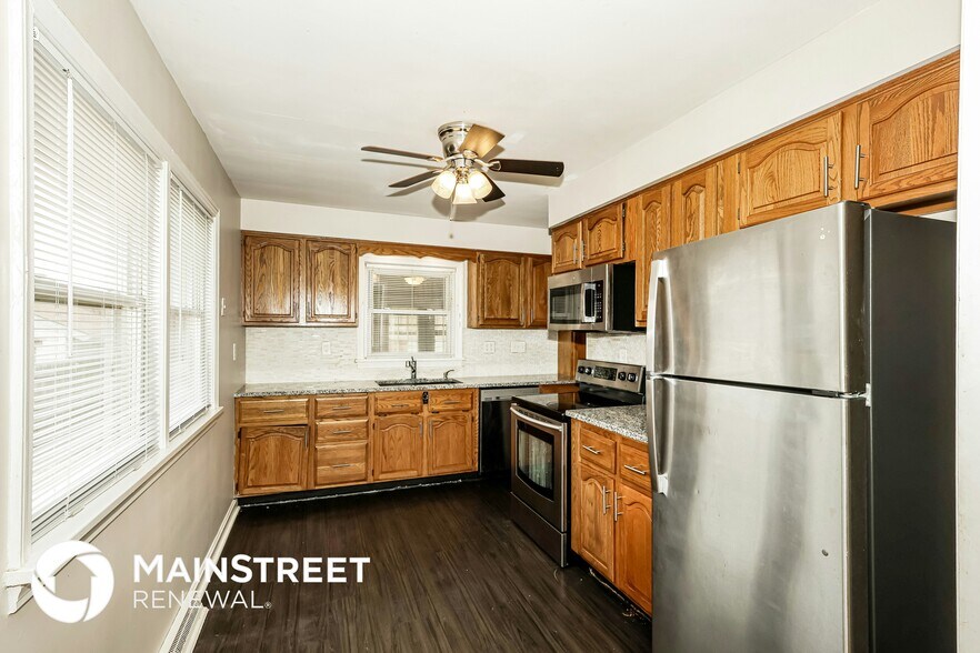 Building Photo - 4904 Paramount Dr