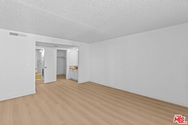 Building Photo - 10535 Wilshire Blvd
