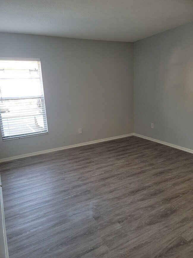 Building Photo - Conveniently located! Renovated 1 yr ago