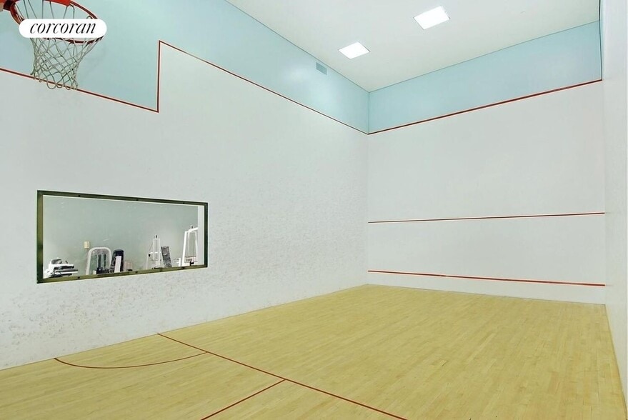 Building Photo - 235 E 40th St