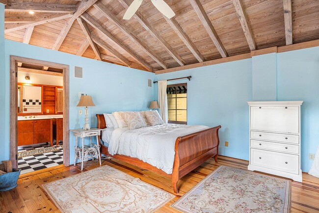 Building Photo - 334 Palm Trail