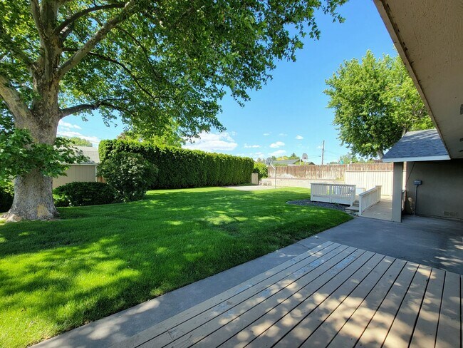 Building Photo - West Pasco Location a Block from the Colum...