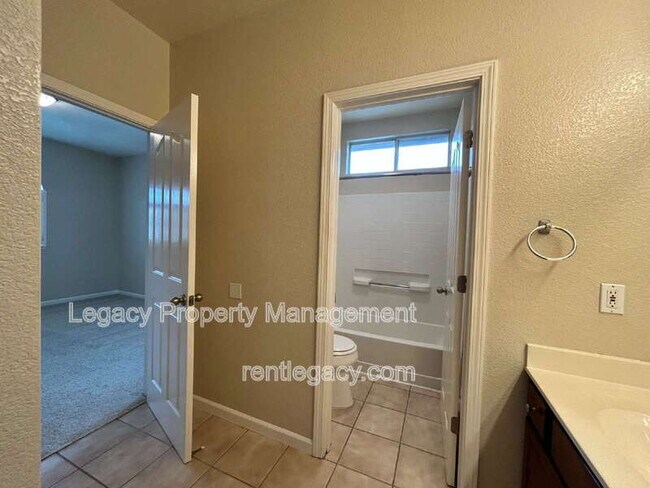 Building Photo - 523 Cascade Dr