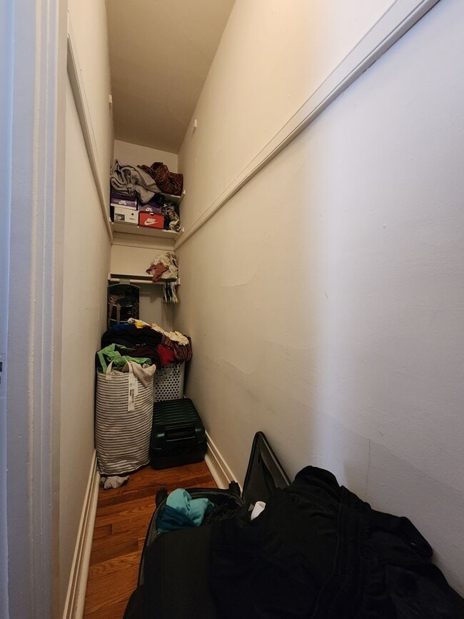 Building Photo - Spacious 2 Bed/1 Bath In Andersonville