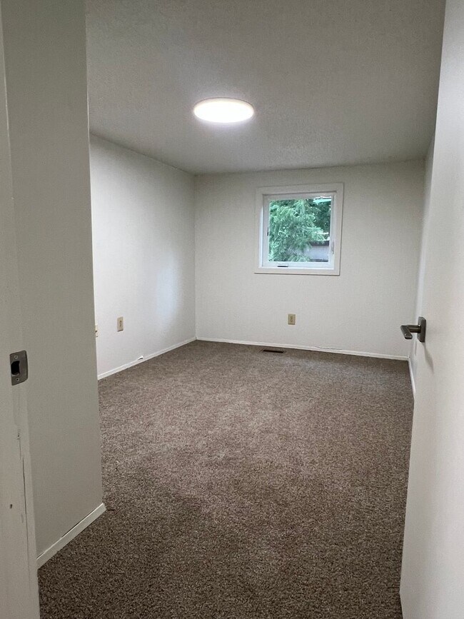 Building Photo - Cute newly remodeled 2 bed 1 bath home on ...
