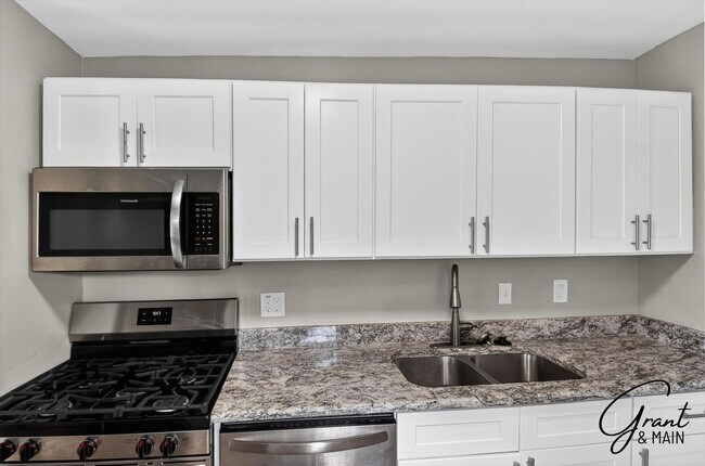 Building Photo - $1500 3 bedrooms