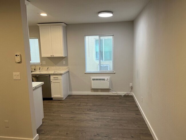 Building Photo - Nice remodeled studio in prime location