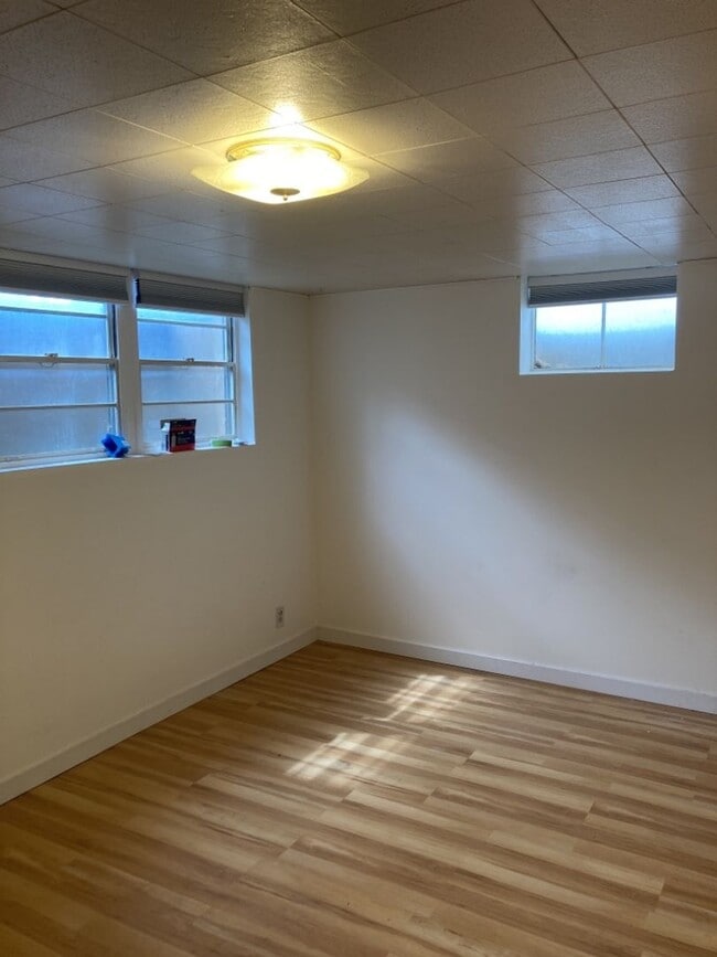 Building Photo - Move-In Bonus - 2 bed, 1 bath Basement Apa...