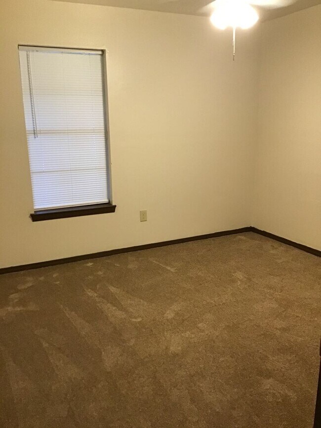 Building Photo - 2359 Elm Park Dr