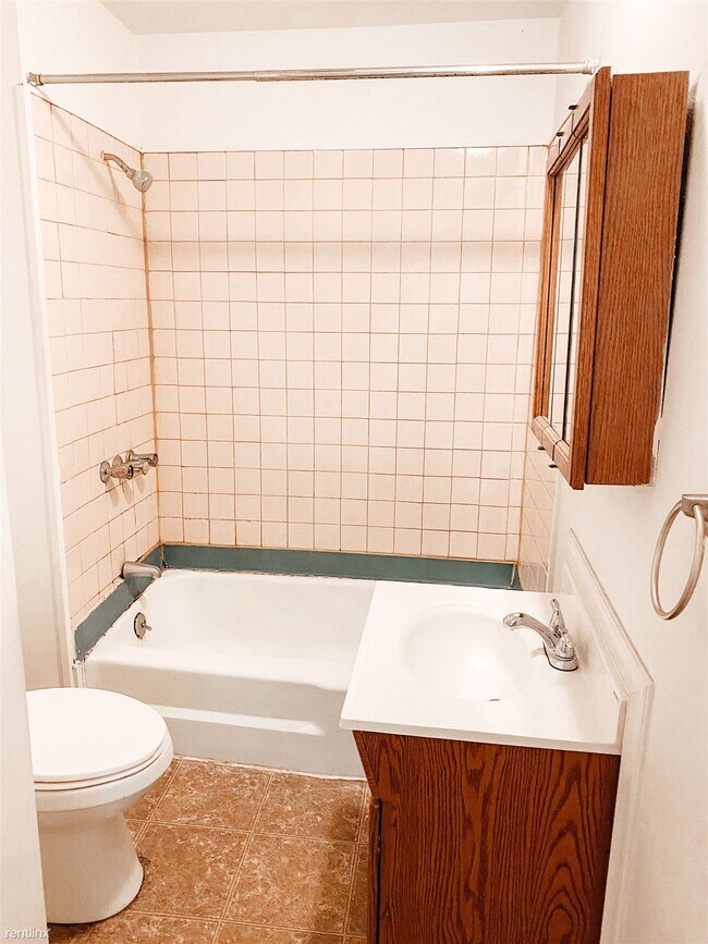 Building Photo - 2 br, 1 bath 4plex - 421 Pine St Unit A
