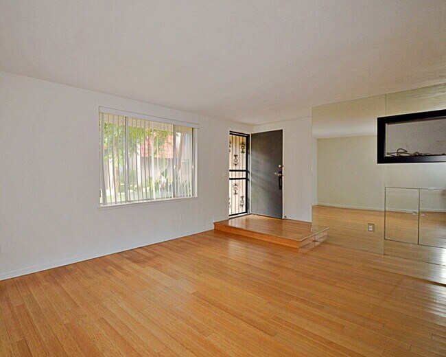 Building Photo - "Discover Your Oasis: Spacious 3-Bed Condo with Granite Touches in Palm Springs!"