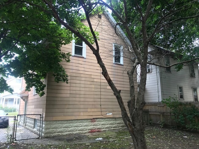 Building Photo - NICE 3 BEDROOMS WITH FULL BATH MOVE-IN READY!