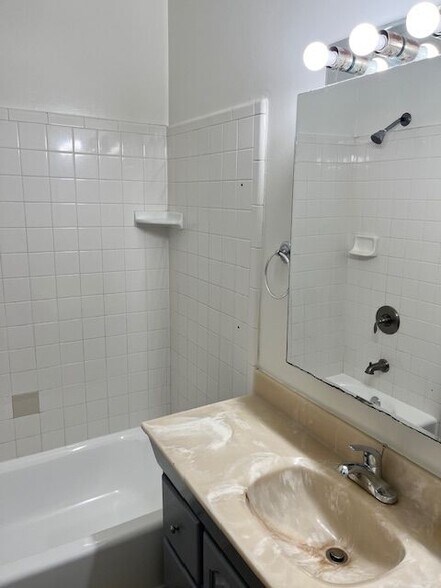 Building Photo - 6013 N Walnut Grove Ave