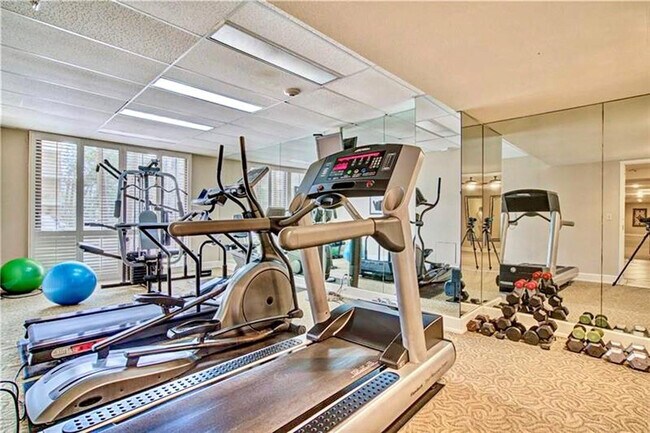 Building Photo - 3100 NE 48th St