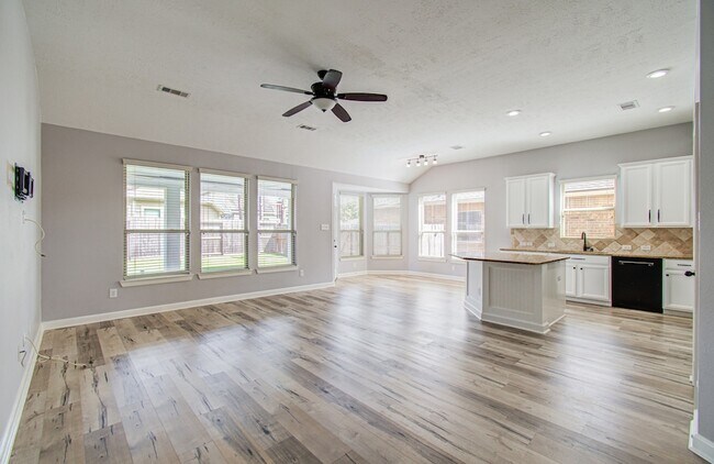 Building Photo - 12935 Northpointe Bend Dr