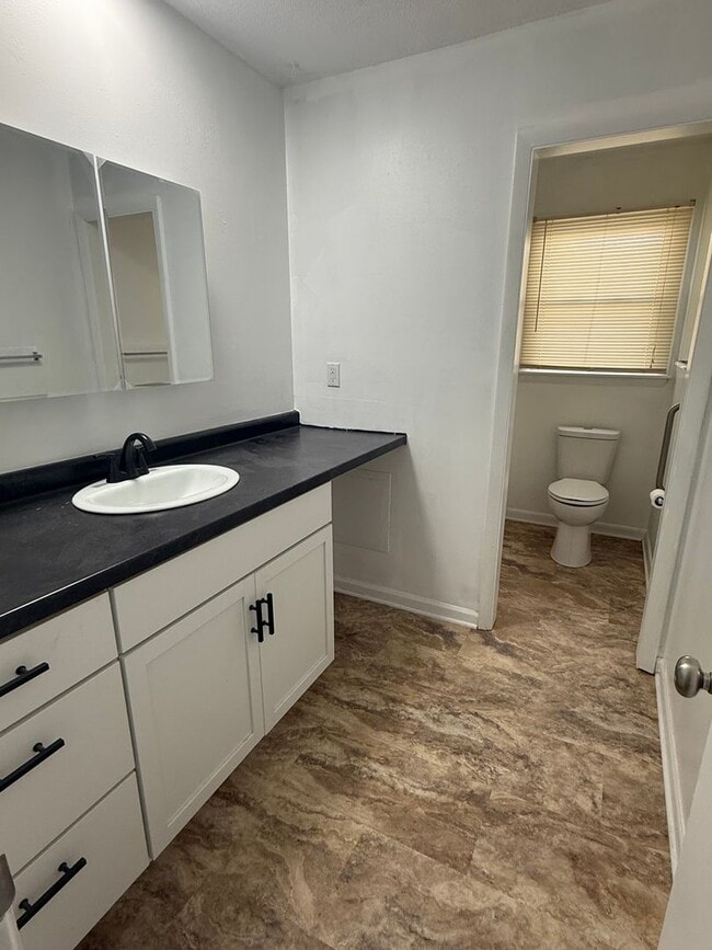 Building Photo - 101-103 N Redwood Ln