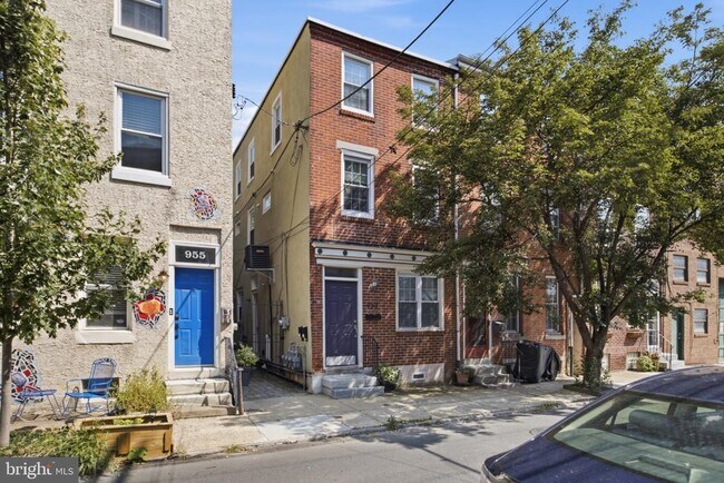 Building Photo - 953 N Randolph St