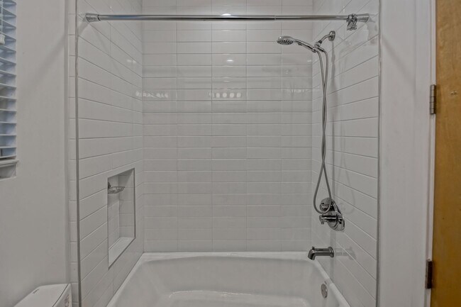 Building Photo - Custom, Modern & Spacious Tri-Level Home w...