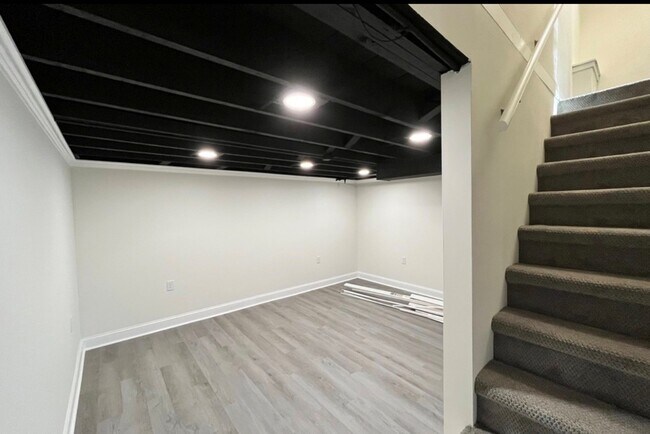 Building Photo - 113 E 37th Pl