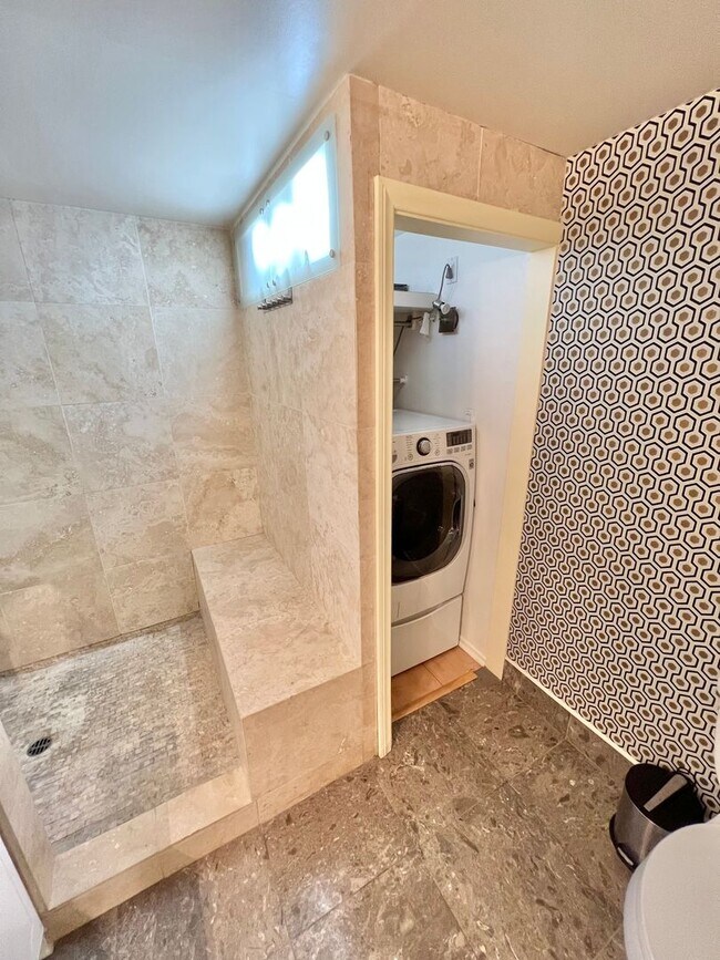 Building Photo - Modern 2 bedroom Gem Near Bixby Park | Private Balcony & Secured Parking