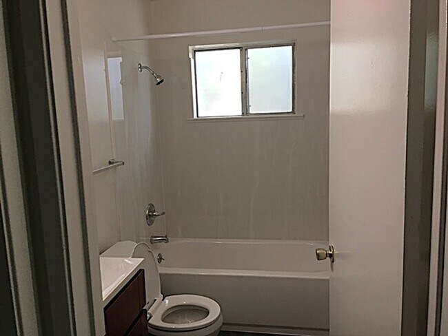 Building Photo - Spacious 2 Bedroom,  Freshly Painted, Updated Kitchen with Granite Countertops, on Central Ave