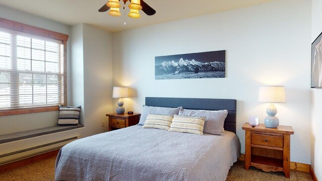 Building Photo - New furnished 3 bedroom 2 bathroom Condo, with optional garage