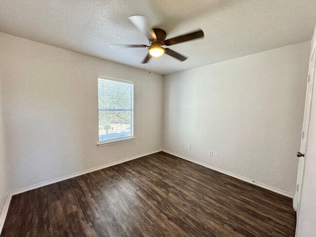 Building Photo - Beautiful 2 Story Home!