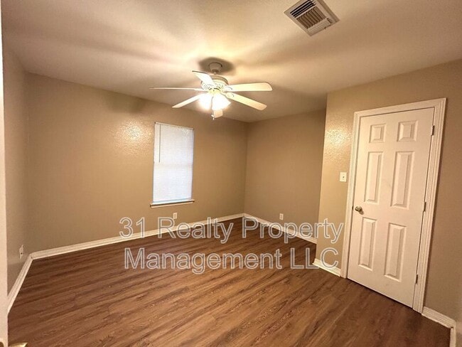 Building Photo - 1020 W Baker St