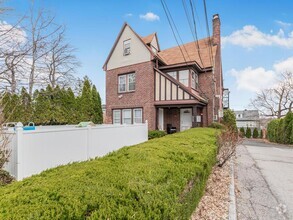 Building Photo - 45 Heminway Ave