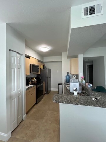 Building Photo - 2557 Centergate Dr