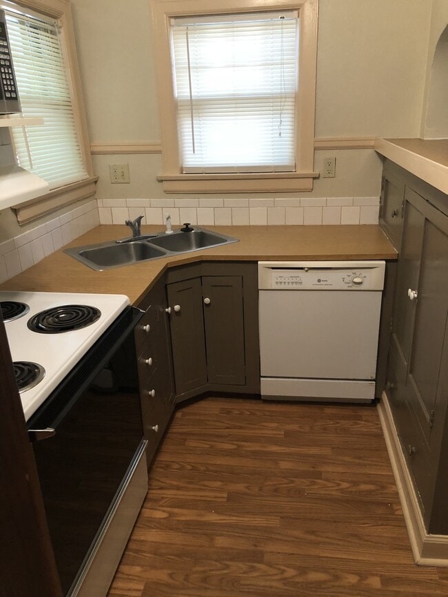 Building Photo - Duplex located in College Hill