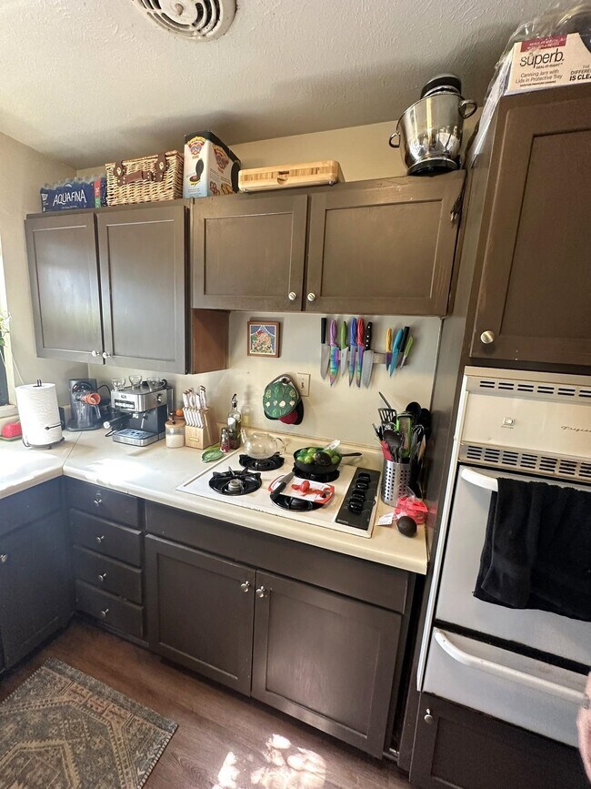 Building Photo - 410 Essex Dr