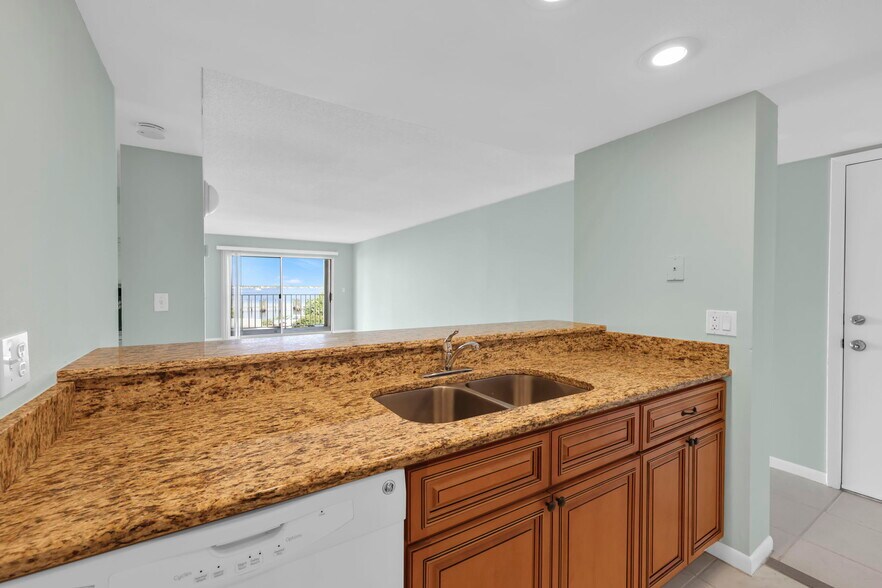 Open concept - 2885 Palm Beach Blvd