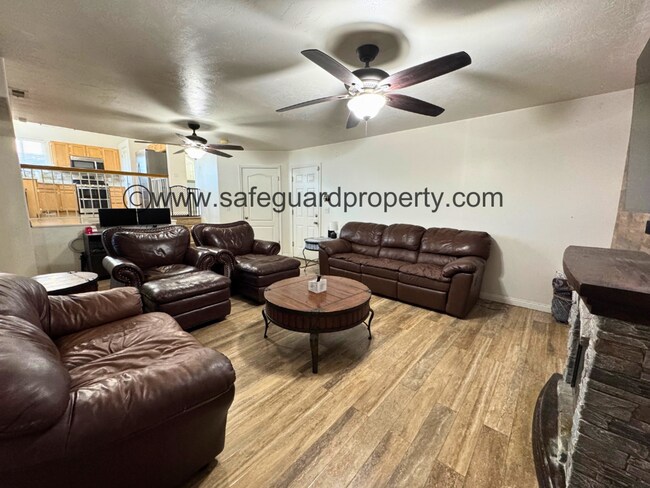 Building Photo - Welcoming Multi-Level Home for Rent in Wes...