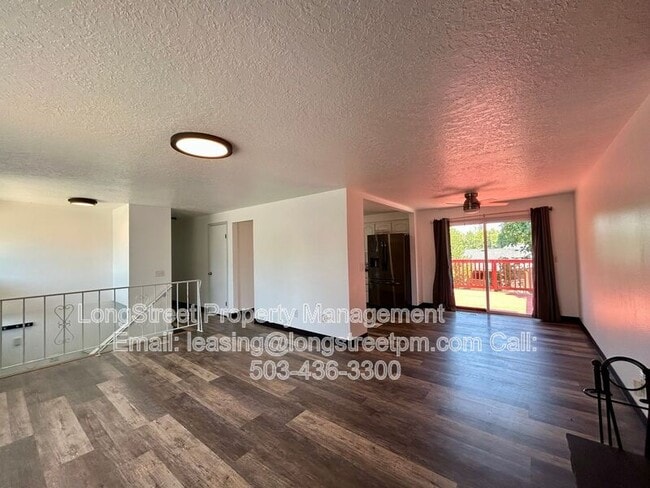 Building Photo - 794 SW Orchard Pl