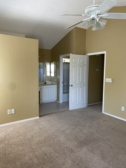 Building Photo - 5061 W Chicago Cir S