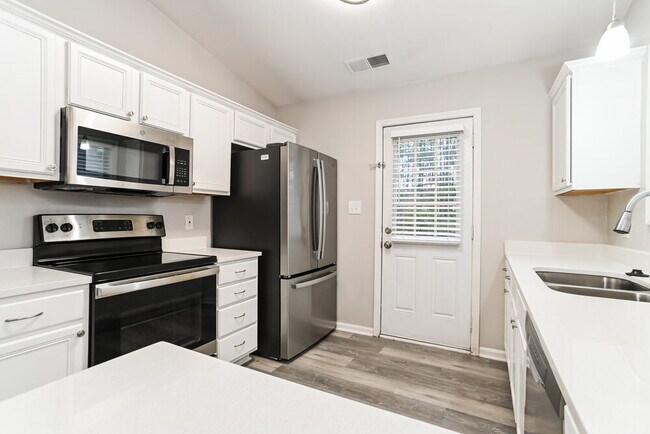 Building Photo - 3004 Great Falls Dr