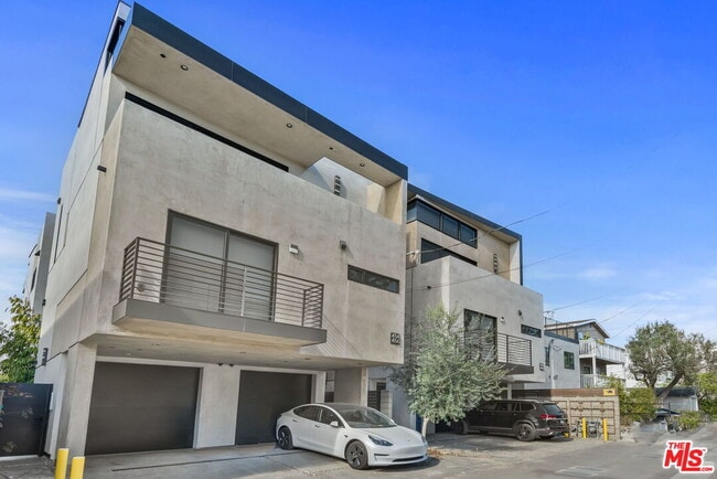 Building Photo - 454 S Venice Blvd