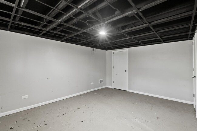 Building Photo - 32W266 Glos St