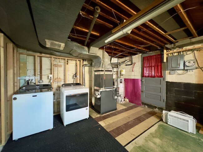 Building Photo - 205 Sipple Ave