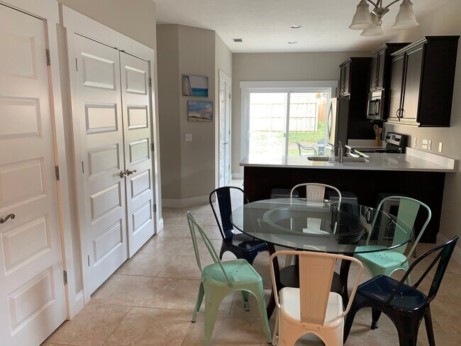 Building Photo - 161 Escanaba Ave