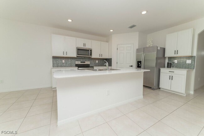 Building Photo - 526 SE 20th Ct