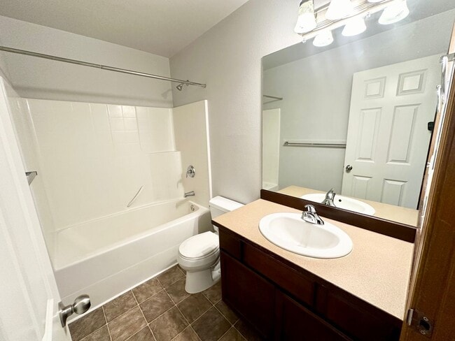 Building Photo - Spacious 4 Bedroom 2 Bathroom Home on Culd...
